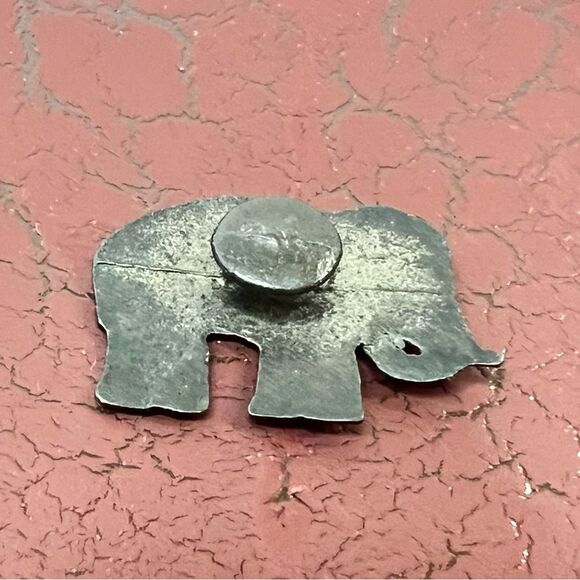 Vintage Metal Elephant Pin Brooch – Rustic Blackened Finish - Picture 3 of 9